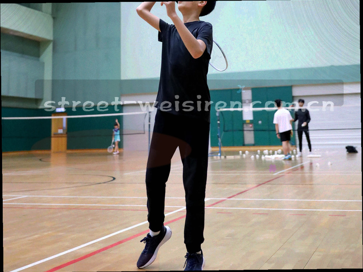街边公告栏上多层纸张与印章的特写，边缘被晨光照亮